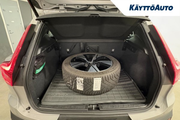 Esittelykuva VOLVO XC40 täyssähköautosta.