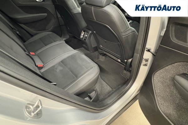 Esittelykuva VOLVO XC40 täyssähköautosta.