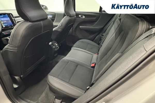 Esittelykuva VOLVO XC40 täyssähköautosta.