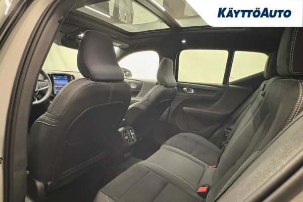 Esittelykuva VOLVO XC40 täyssähköautosta.