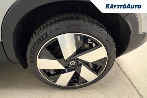 Esittelykuva VOLVO XC40 täyssähköautosta.