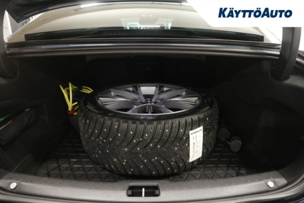 Esittelykuva VOLVO S90 lataushybridiautosta.