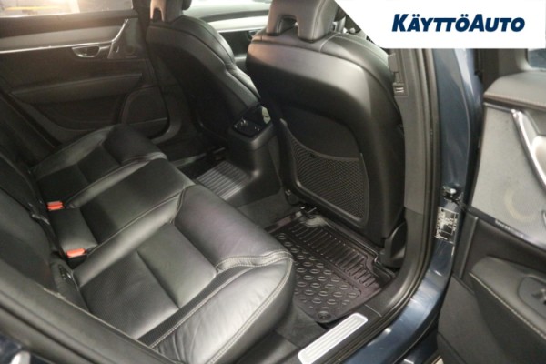 Esittelykuva VOLVO S90 lataushybridiautosta.