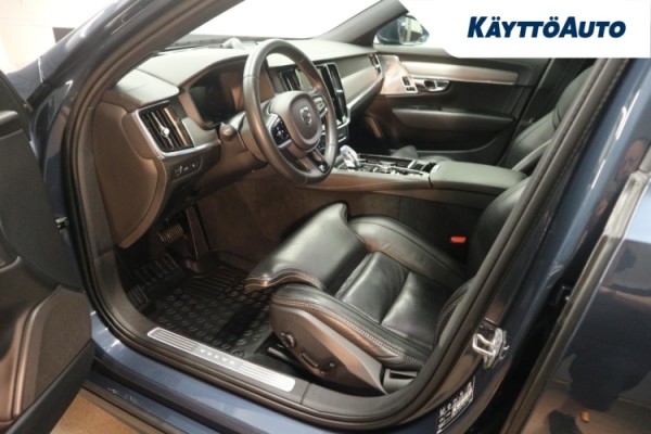 Esittelykuva VOLVO S90 lataushybridiautosta.
