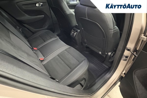 Esittelykuva VOLVO XC40 täyssähköautosta.
