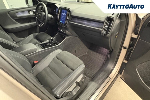 Esittelykuva VOLVO XC40 täyssähköautosta.