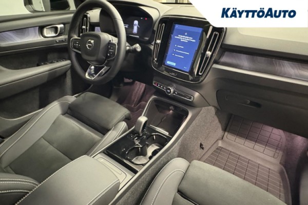 Esittelykuva VOLVO XC40 täyssähköautosta.