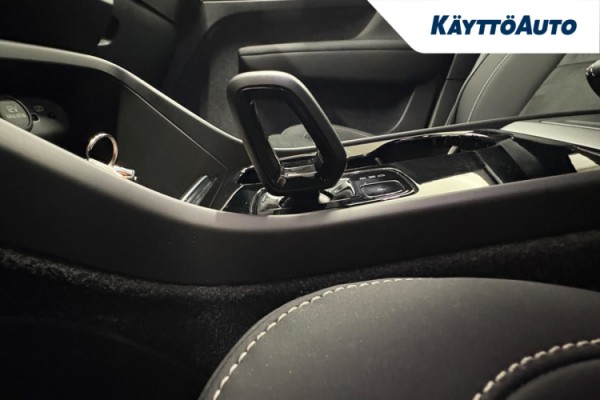 Esittelykuva VOLVO XC40 täyssähköautosta.