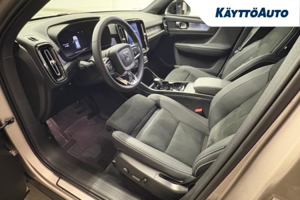 Esittelykuva VOLVO XC40 täyssähköautosta.