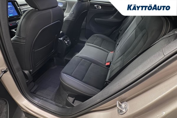 Esittelykuva VOLVO XC40 täyssähköautosta.