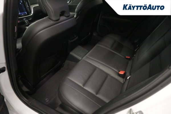 Esittelykuva Volvo V60 lataushybridiautosta.