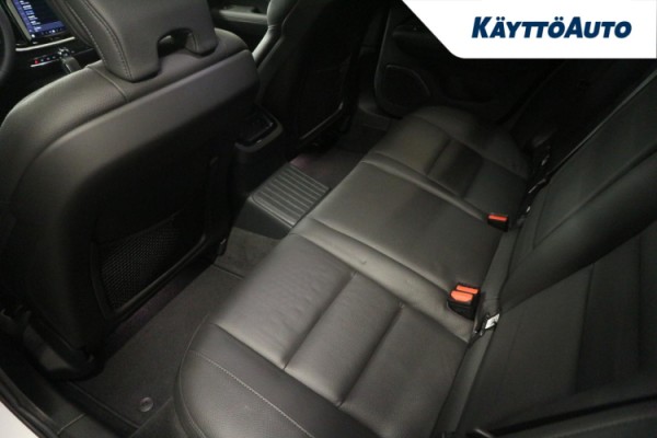 Esittelykuva Volvo V60 lataushybridiautosta.