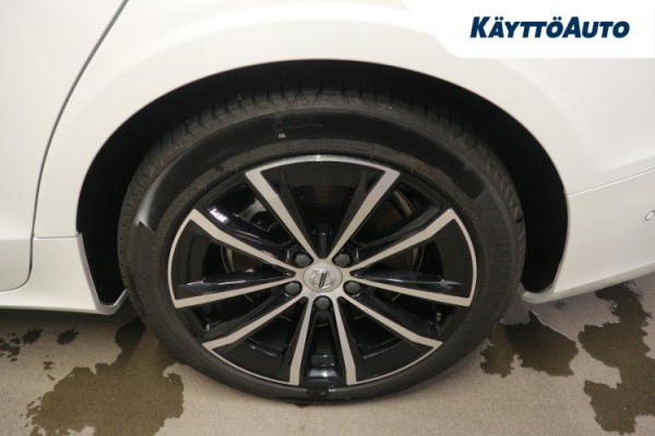 Esittelykuva Volvo V60 lataushybridiautosta.