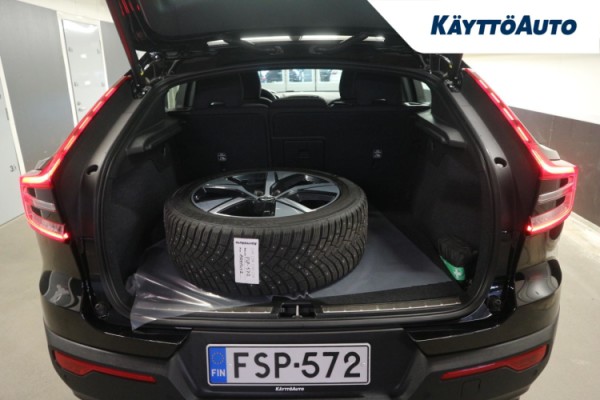Esittelykuva VOLVO C40 täyssähköautosta.