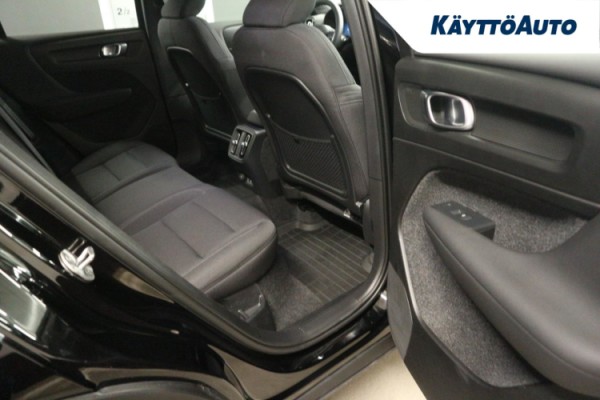 Esittelykuva VOLVO C40 täyssähköautosta.