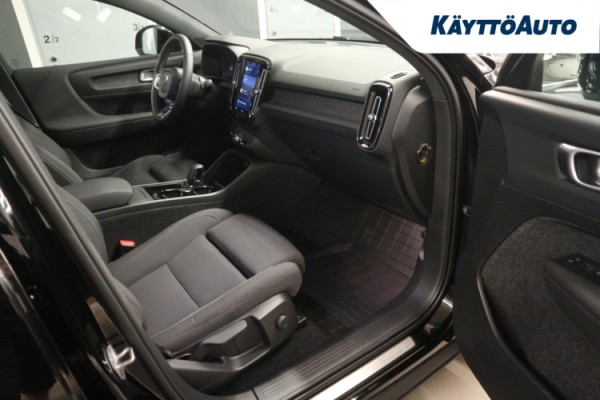 Esittelykuva VOLVO C40 täyssähköautosta.