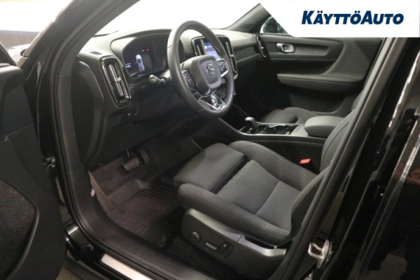 Esittelykuva VOLVO C40 täyssähköautosta.