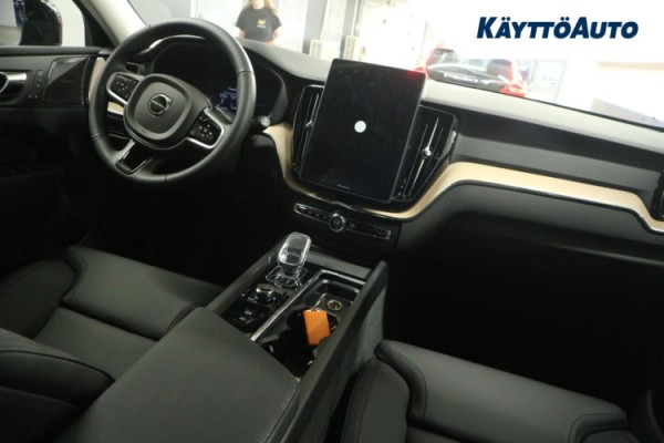 Esittelykuva Volvo XC60 lataushybridiautosta.
