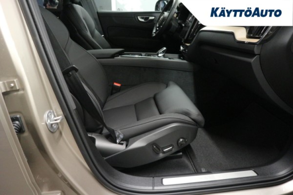 Esittelykuva Volvo XC60 lataushybridiautosta.