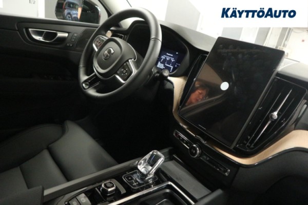 Esittelykuva Volvo XC60 lataushybridiautosta.