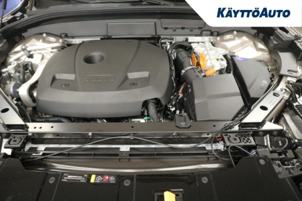 Esittelykuva Volvo XC60 lataushybridiautosta.