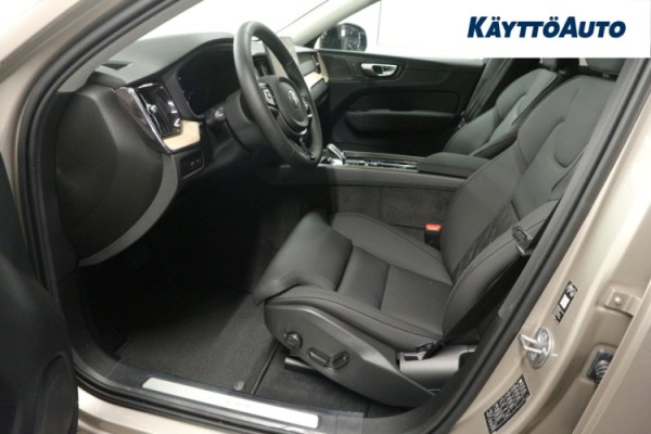 Esittelykuva Volvo XC60 lataushybridiautosta.