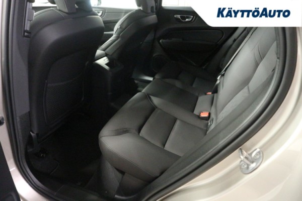 Esittelykuva Volvo XC60 lataushybridiautosta.