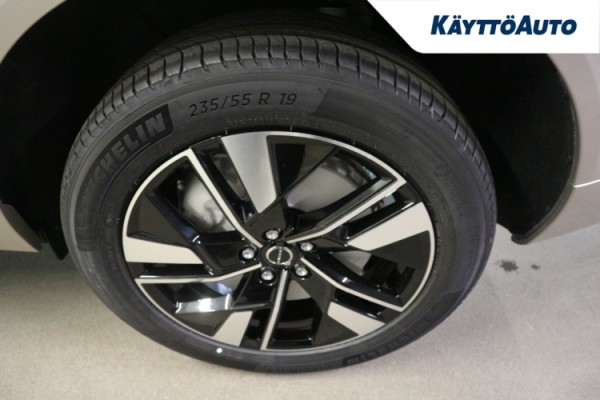 Esittelykuva Volvo XC60 lataushybridiautosta.