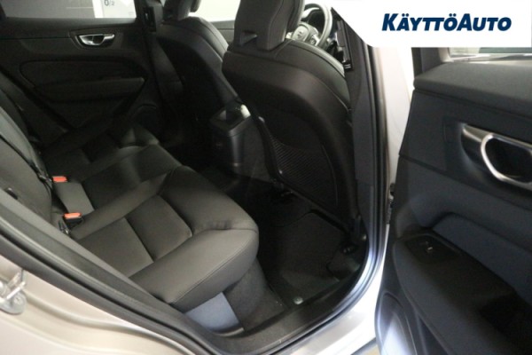 Esittelykuva Volvo XC60 lataushybridiautosta.