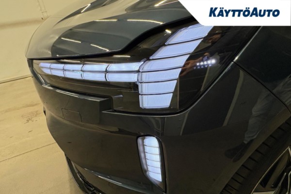 Esittelykuva Volvo EX90 täyssähköautosta.