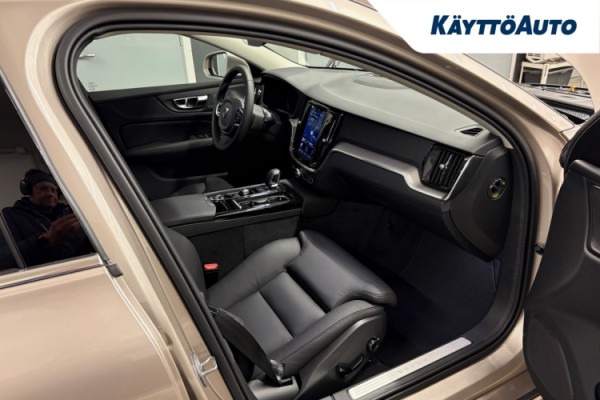 Esittelykuva Volvo V60 lataushybridiautosta.