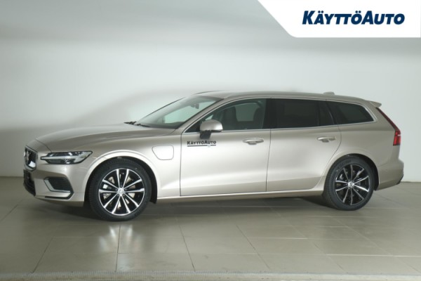 Esittelykuva Volvo V60 lataushybridiautosta.
