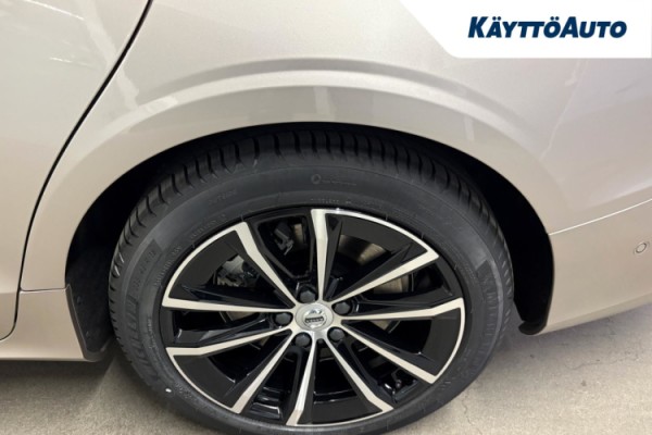 Esittelykuva Volvo V60 lataushybridiautosta.