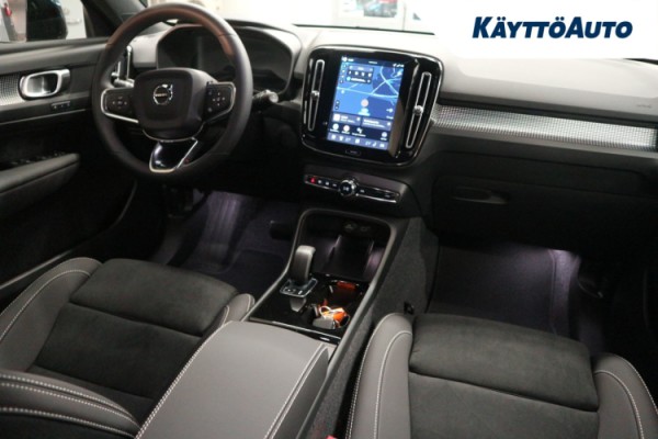 Esittelykuva Volvo EX40 täyssähköautosta.