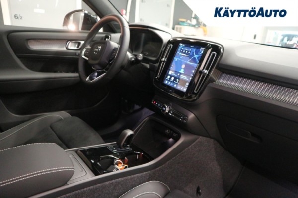 Esittelykuva Volvo EX40 täyssähköautosta.