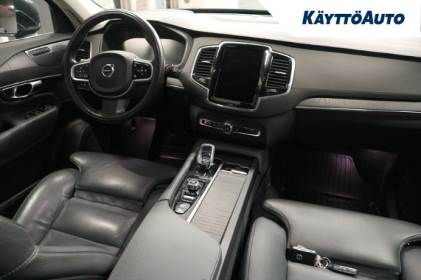 Esittelykuva VOLVO XC90 lataushybridiautosta.
