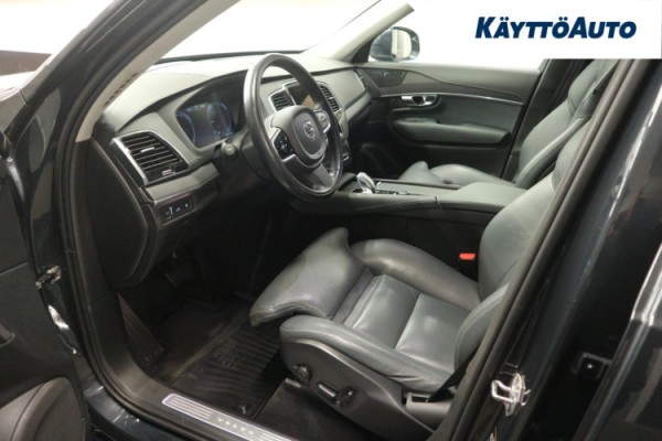 Esittelykuva VOLVO XC90 lataushybridiautosta.