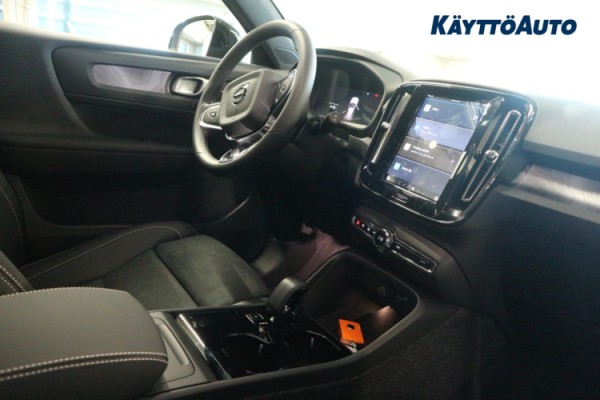 Esittelykuva Volvo EX40 täyssähköautosta.
