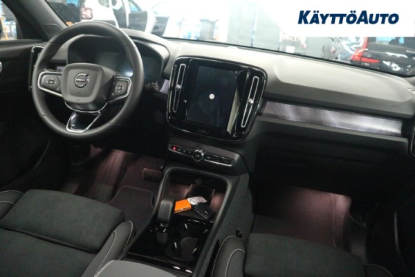 Esittelykuva Volvo EX40 täyssähköautosta.