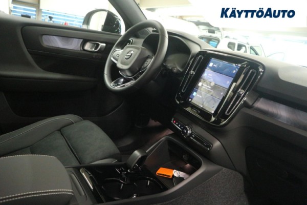 Esittelykuva Volvo EX40 täyssähköautosta.