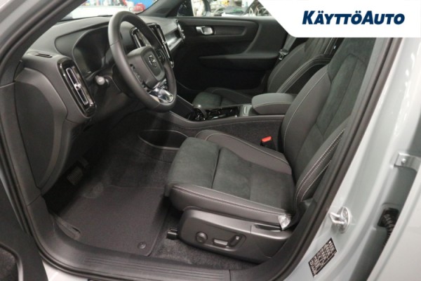 Esittelykuva Volvo EX40 täyssähköautosta.