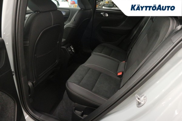 Esittelykuva Volvo EX40 täyssähköautosta.