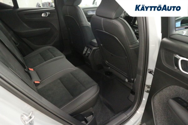Esittelykuva Volvo EX40 täyssähköautosta.