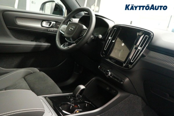 Esittelykuva Volvo EC40 täyssähköautosta.