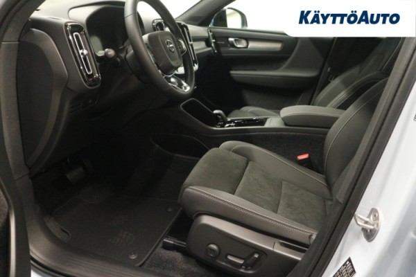 Esittelykuva Volvo EC40 täyssähköautosta.
