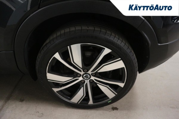 Esittelykuva VOLVO XC40 täyssähköautosta.