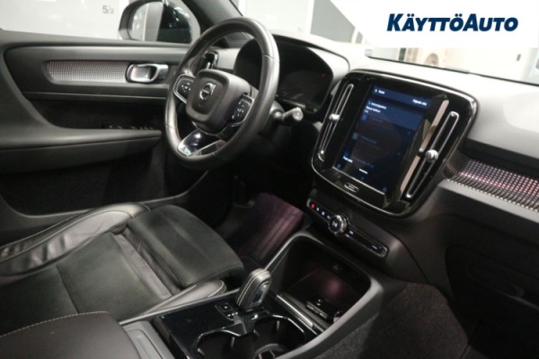 Esittelykuva VOLVO XC40 täyssähköautosta.