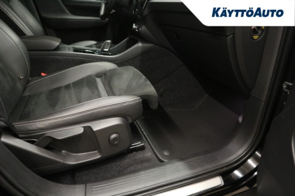 Esittelykuva VOLVO XC40 täyssähköautosta.