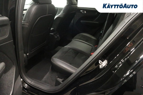 Esittelykuva VOLVO XC40 täyssähköautosta.