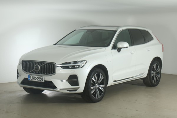 Esittelykuva VOLVO XC60 lataushybridiautosta.